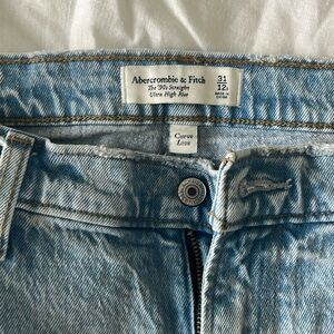 Abercrombie Curve Love 90s Straight Ultra High Rise